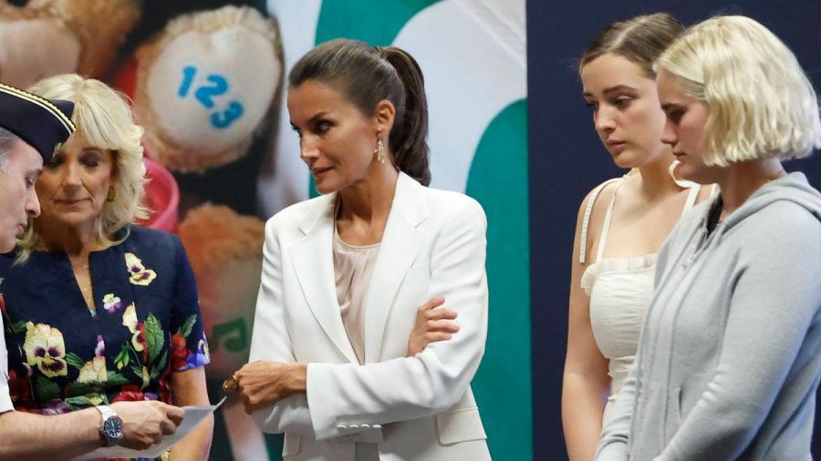 Jill Biden, Königin Letizia sowie Finnegan und Maisy Biden (r.) in einem Flüchtlingszentrum am Dienstag in Madrid. (ili/spot)