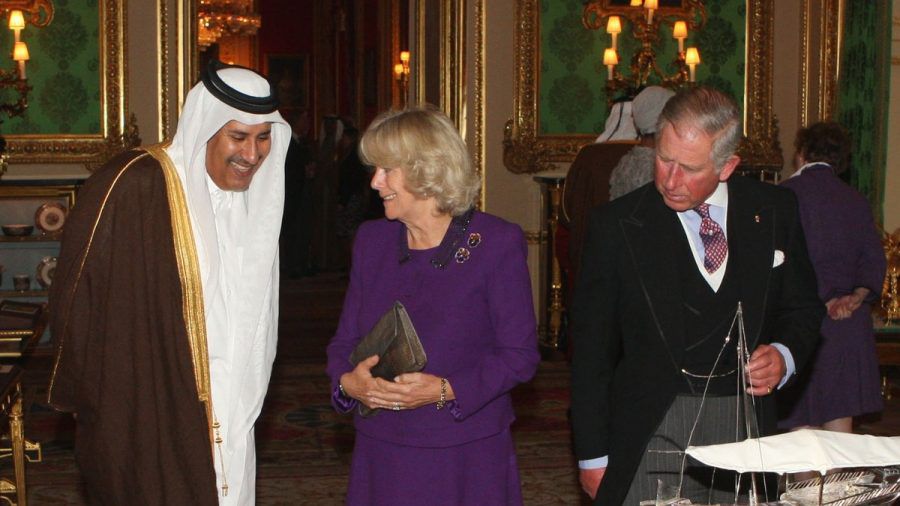 Scheich Hamad Bin Jassim (l.) mit Herzogin Camilla und Prinz Charles. (dr/spot)