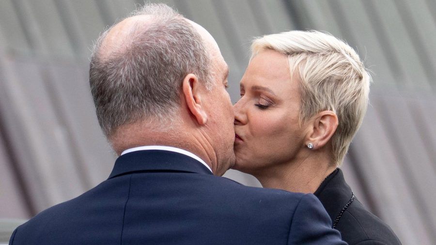 Fürst Albert II. und Fürstin Charlène küssten sich vor einer Ausstellungseröffnung in Oslo. (tae/spot)