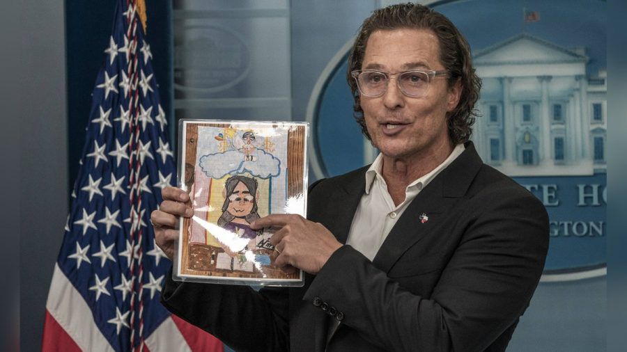 Matthew McConaughey zeigt ein Bild der zehnjährigen Alithia Ramirez, die bei dem Attentat in Uvalde ums Leben gekommen ist. (mia/spot)