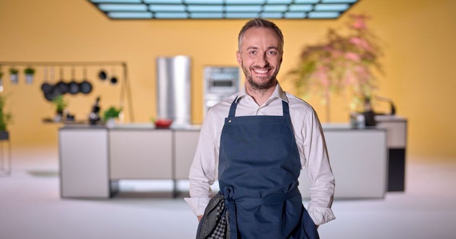 Der Satiriker Jan Böhmermann steht in der Kulisse der ZDFneo-Koch-Talk-Show «Böhmi brutzelt».