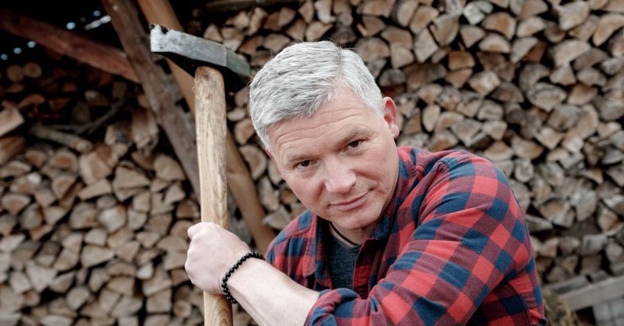 Autor Andreas Winkelmann spaltet auf seinem Grundstück Holz für den Kamin.