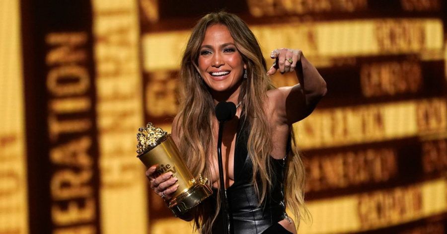 Jennifer Lopez nimmt den MTV Generation Award entgegen.
