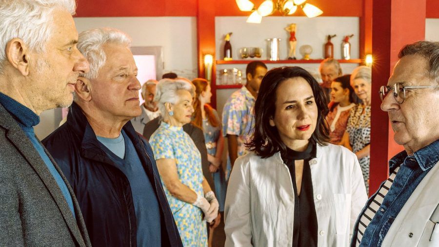 Franz Leitmayr (Udo Wachtveitl, l.) und Ivo Batic (Miroslav Nemec, 2.v.l.) arbeiten im "Tatort: Flash" mit Dr. Laura Lechner (Anna Grisebach) und Prof. Ralph Vonderheiden (André Jung) zusammen. (amw/spot)