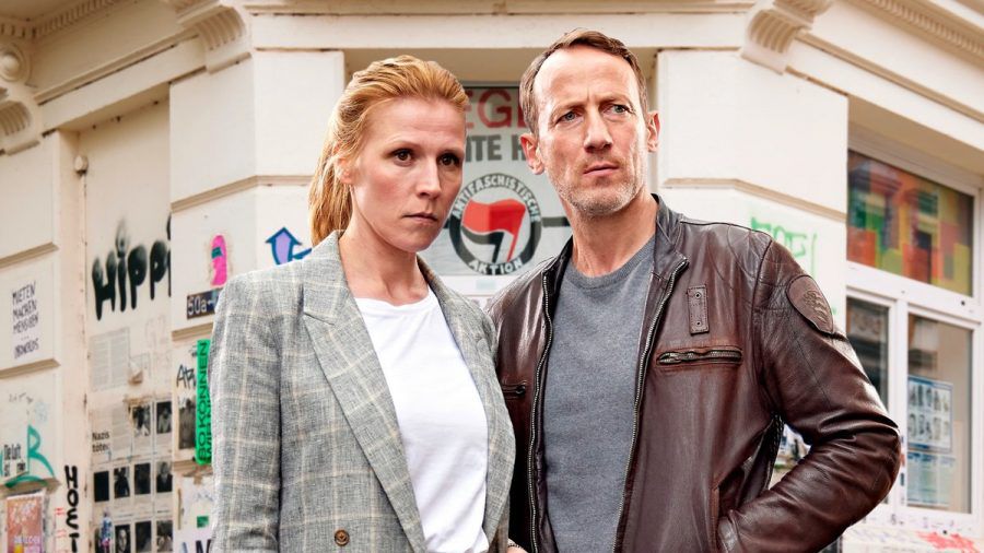 Julia Grosz (Franziska Weisz) und Thorsten Falke (Wotan Wilke Möhring) ermitteln im "Tatort: Schattenleben" auf eigene Faust. (amw/spot)