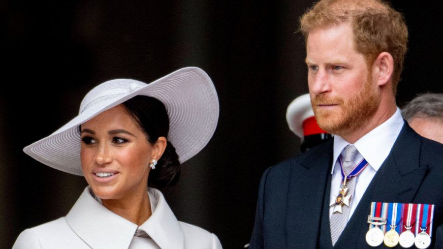 Prinz Harry und Herzogin Meghan waren mit ihren Kindern in Großbritannien. (ili/spot)