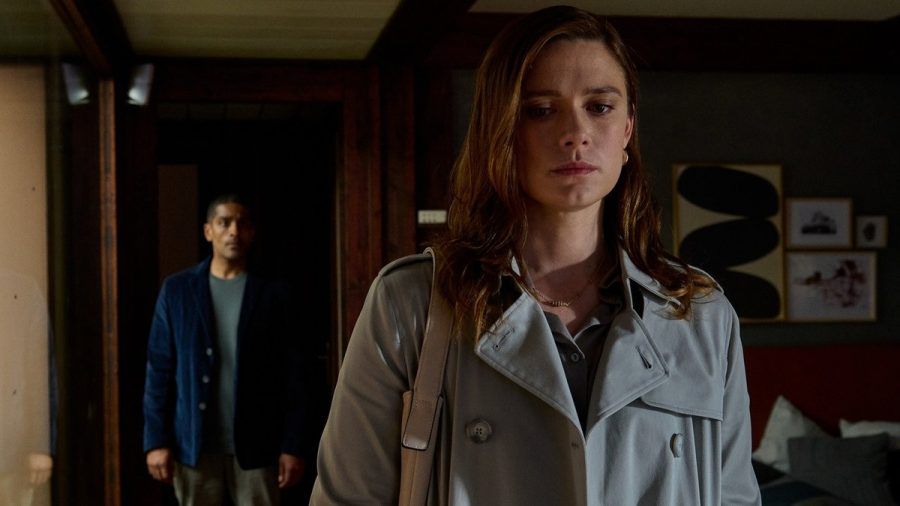 Tina Lund (Krista Kosonen) und Dr. Sigur Johanson (Alexander Karim) in der Thriller-Serie "Der Schwarm". (tae/spot)