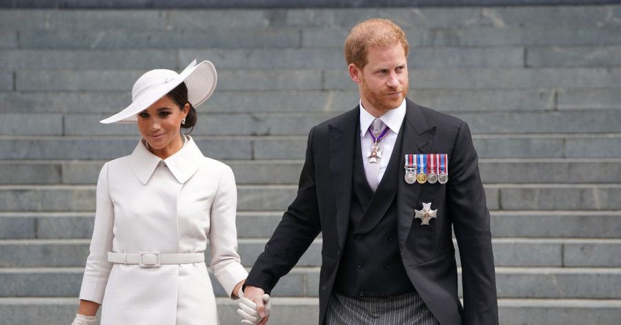 Meghan, Herzogin von Sussex, und Prinz Harry, Herzog von Sussex, verlasssen nach dem Dankesgottesdienst die Kathedrale St. Paul's in London.