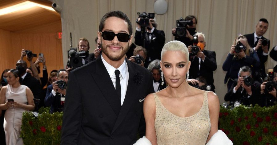Kim Kardashian (r) und Pete Davidson kommen zur Benefizgala des Costume Institute des Metropolitan Museum of Art anlässlich der Eröffnung einer Ausstellung.