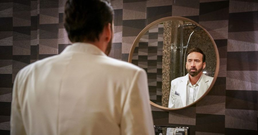 Was zählt im Leben? Nicolas Cage (l) als Nic Cage betrachtet sich im Spiegel.