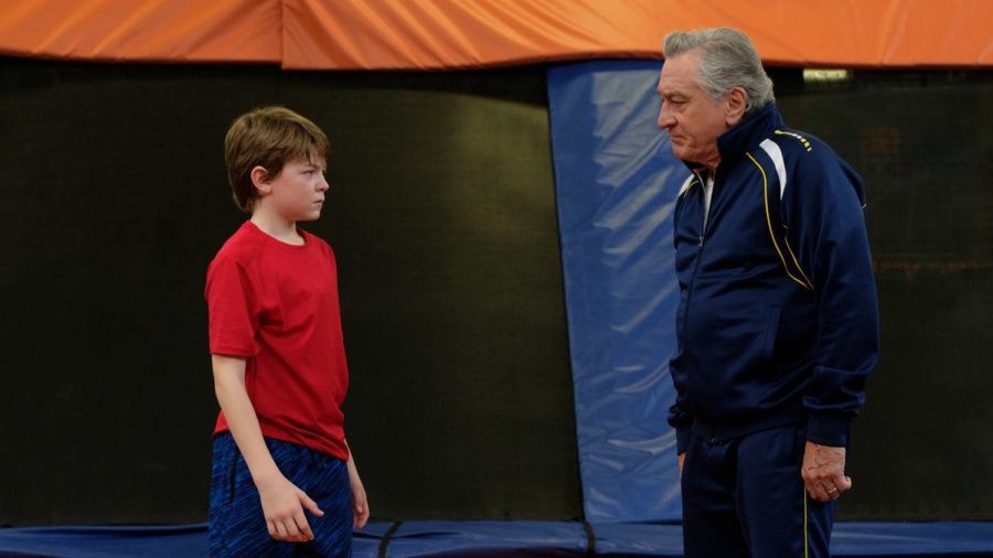 "Immer Ärger mit Grandpa": Die Auseinandersetzung zwischen Ed (Robert De Niro, r.) und seinem Enkel Peter (Oakes Fegley, l.) geht in eine neue, sportliche Runde. (cg/spot)
