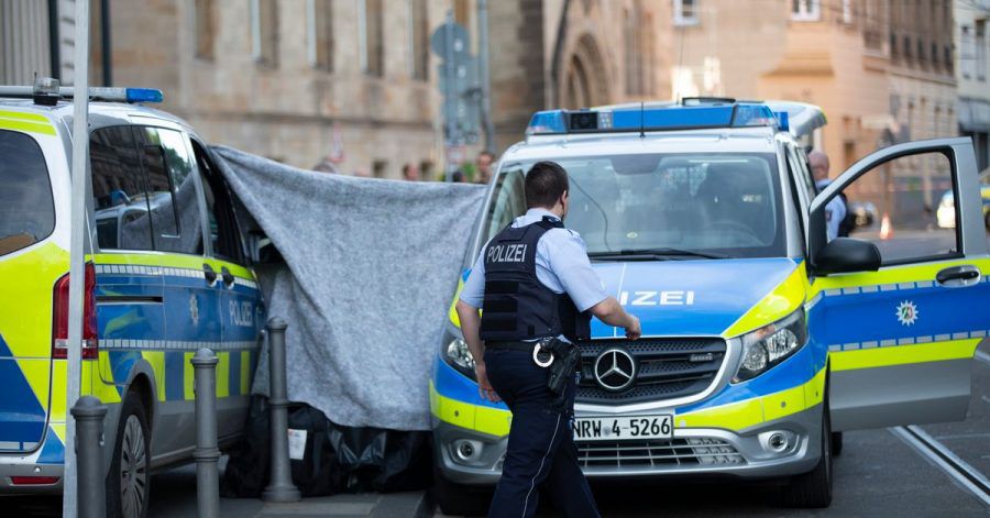 Die Polizei hat den Bereich vor dem Bonner Landgericht abgesperrt.