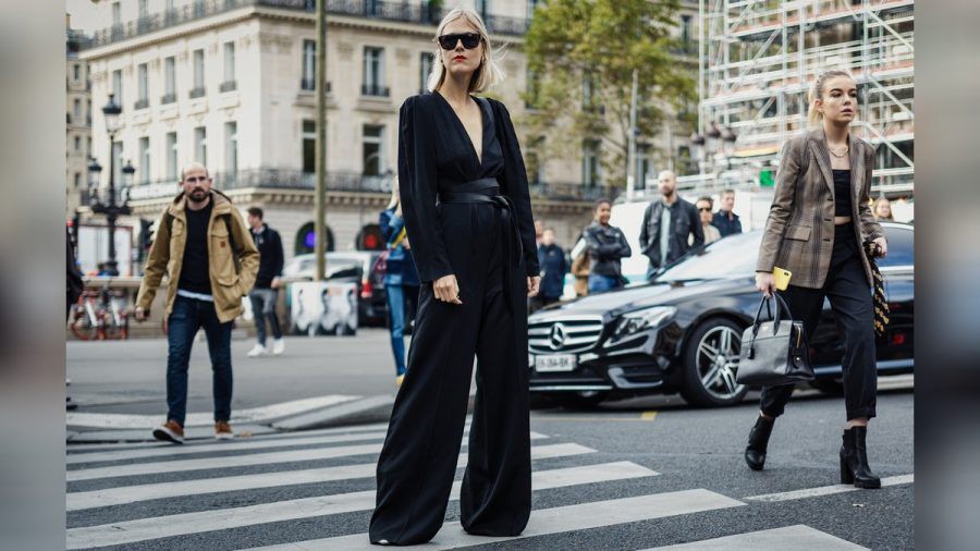 Weite Hosen wie zum Beispiel Palazzo-Pants mit High-Waist-Schnitt sind diesen Sommer angesagt. (the/spot)