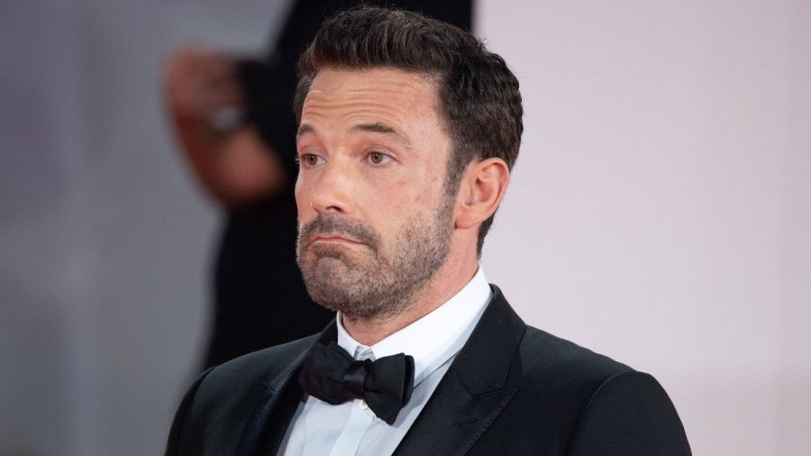 Ben Affleck guckt belämmert im Smoking