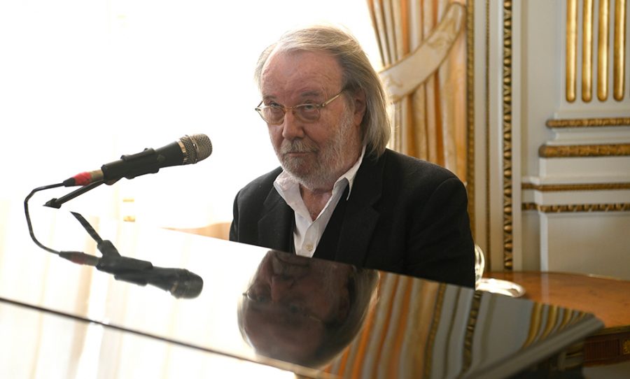 Benny Andersson sitzt am Klavier