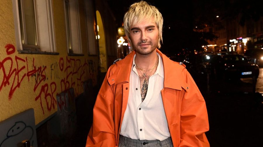 Bill Kaulitz im orangenen Mantel