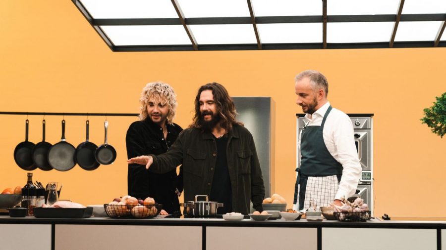 Bill und Tom Kaulitz zeigen Jan Böhmermann die Kochzutaten