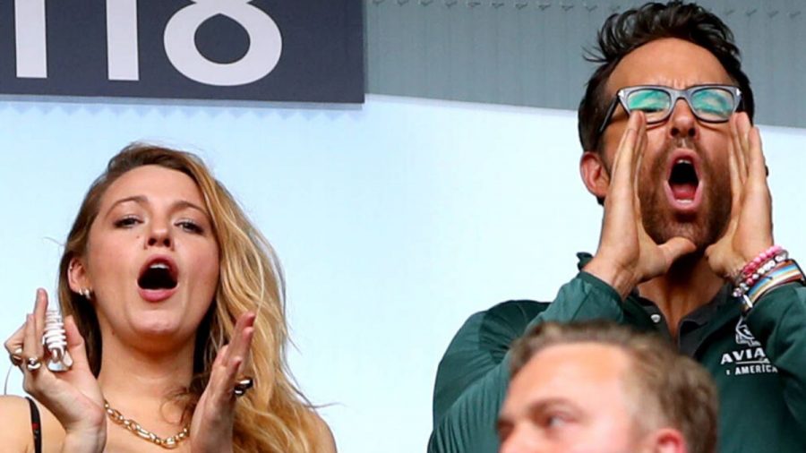 Blake Lively und Ryan Reynolds feuern eine Mannschaft an