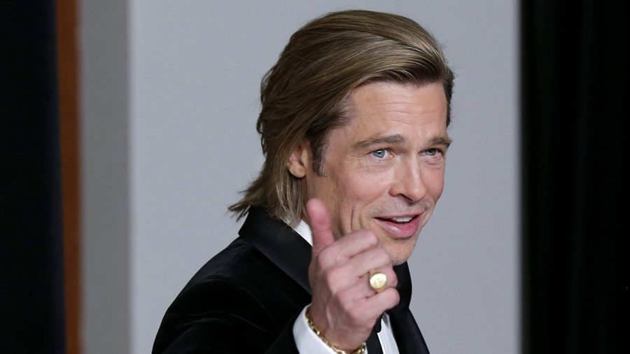 Brad Pitt zeigt Daumen hoch