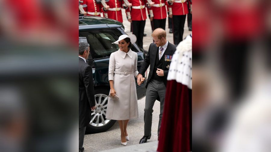 Prinz Harry und Herzogin Meghan beim Betreten der St.-Pauls-Kathedrale. (ili/spot)