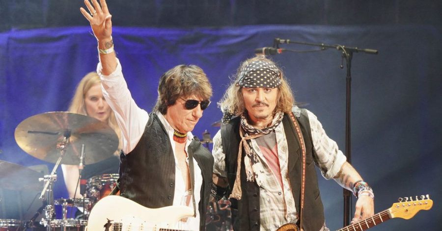 Der britische Gitarrist Jeff Beck (l) und US-Schauspieler Johnny Depp treten in der Royal Albert Hall auf.
