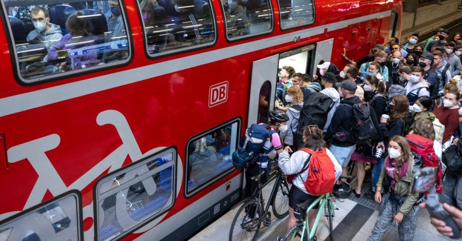 Menschen, zum Teil mit Fahrrädern, wollen am Hauptbahnhof Berlin in einen Regionalzug der Linie RE5 nach Rostock.