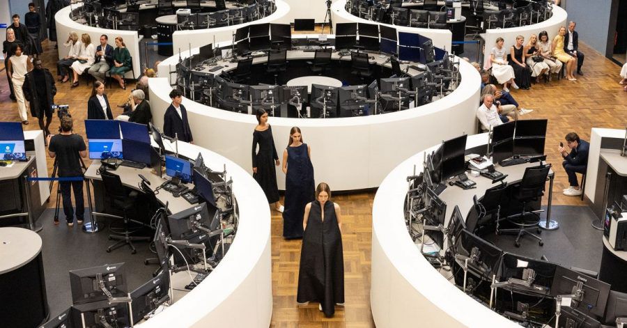 Models laufen während der Show des Modedesigners Storck durch den Handelssaal der Frankfurter Wertpapierbörse.