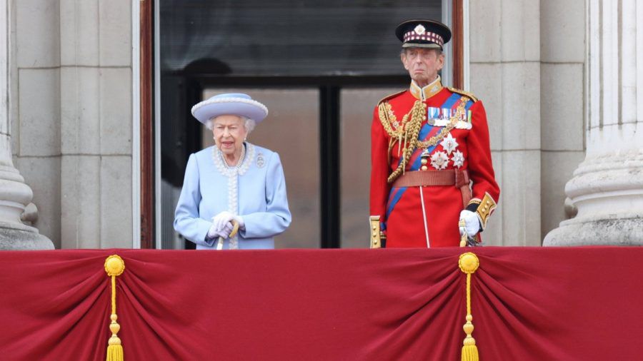 Die Queen mit ihrem Cousin auf dem Balkon des Buckingham Palastes. (jom/spot)