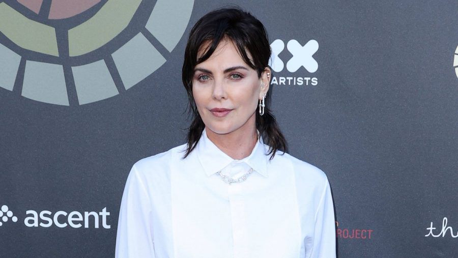 Charlize Theron zeigte sich mit neuer Haarfarbe bei einem Charity-Event. (tae/spot)