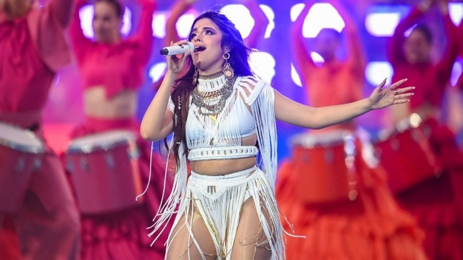 Camila Cabello in weißem Kleid singend beim Champions League Finale.