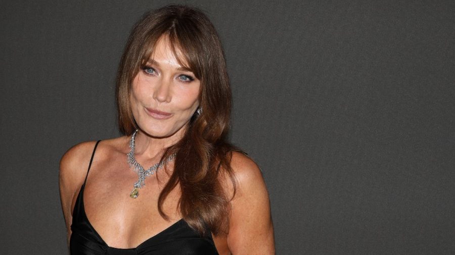 Carla Bruni lächelt und wirkt sehr entrückt