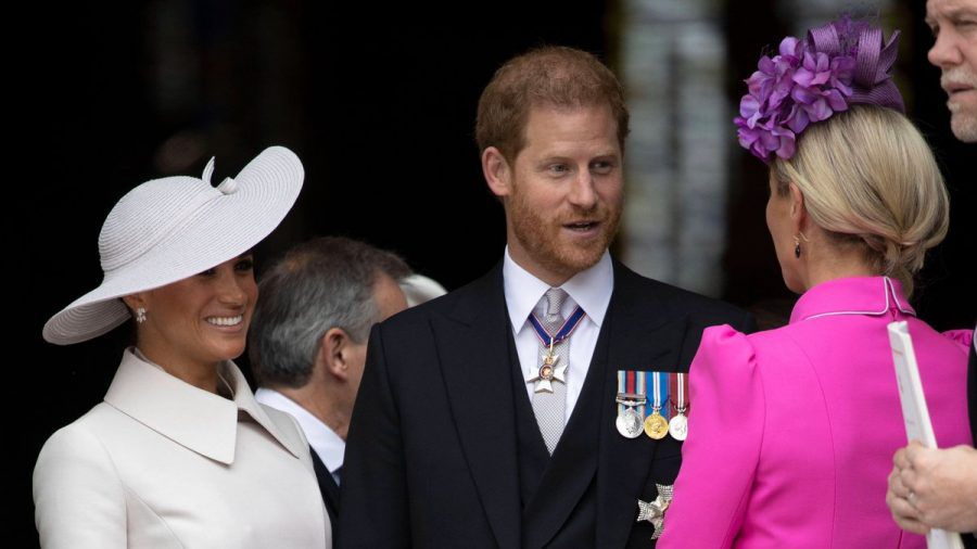 Direkt nach dem Gottesdienst unterhalten sich Herzogin Meghan (l.) und Prinz Harry noch mit seiner Cousine Zara Tindall. (ili/spot)