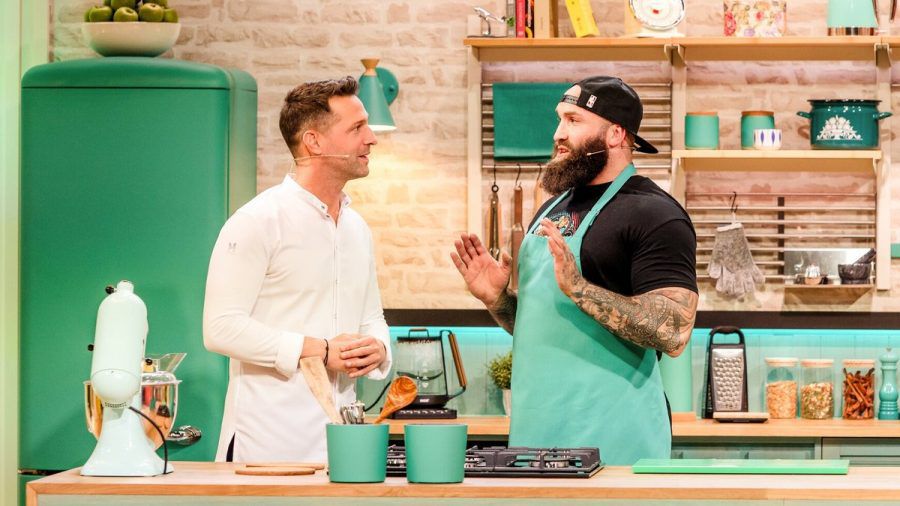 Alexander Kumptner (l.) in seiner neuen Show "Doppelt kocht besser". (mia/spot)