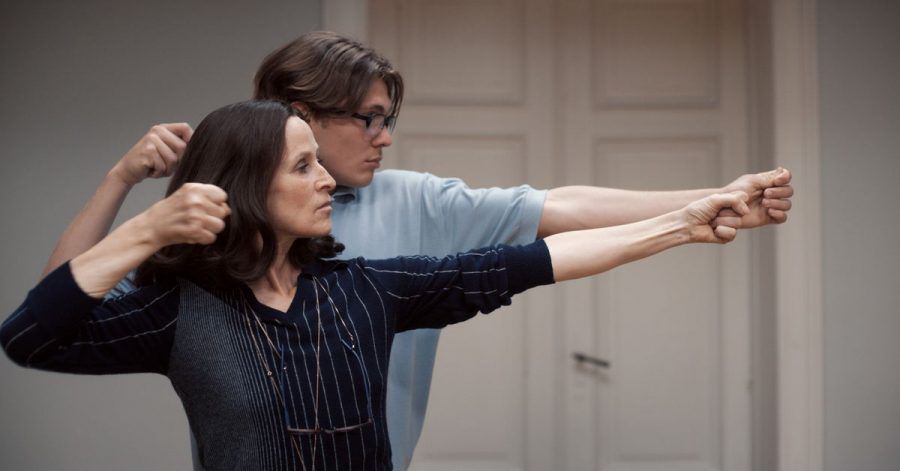 Anna (Sophie Rois (v.) und Adrian (Milan Herms) in einer Szene des Films "A E I O U - Das schnelle Alphabet der Liebe".