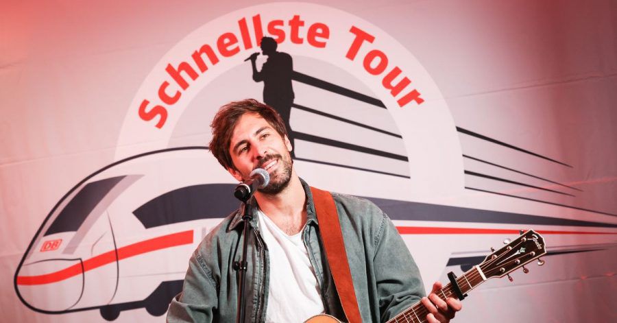 Sänger Max Giesinger beim Konzert in der DB-Lounge im Hamburger Hauptbahnhof.