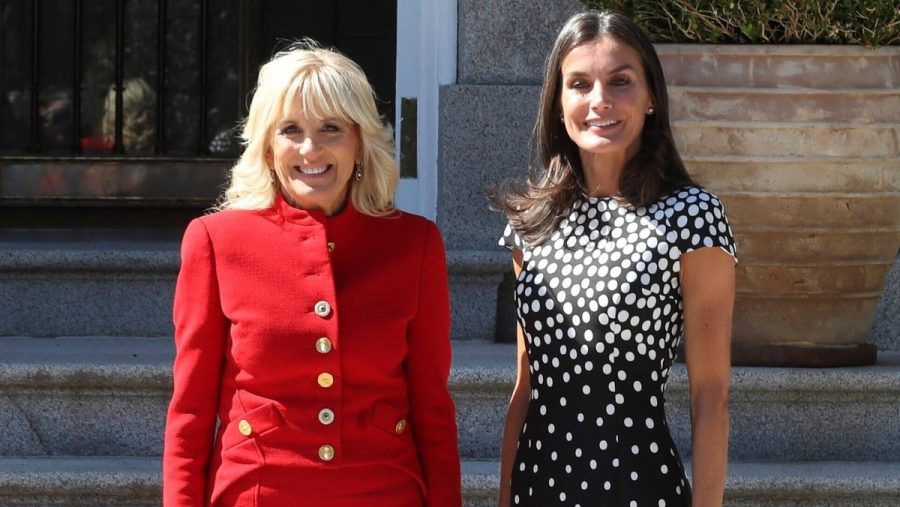 Jill Biden (l.) und Königin Letizia von Spanien. (stk/spot)