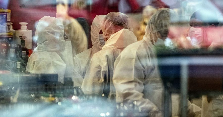 Kriminaltechniker stehen in dem Einkaufsmarkt, wo ein Mann nach Polizeiangaben vermutlich zuerst eine Frau und dann sich selbst erschossen hat.