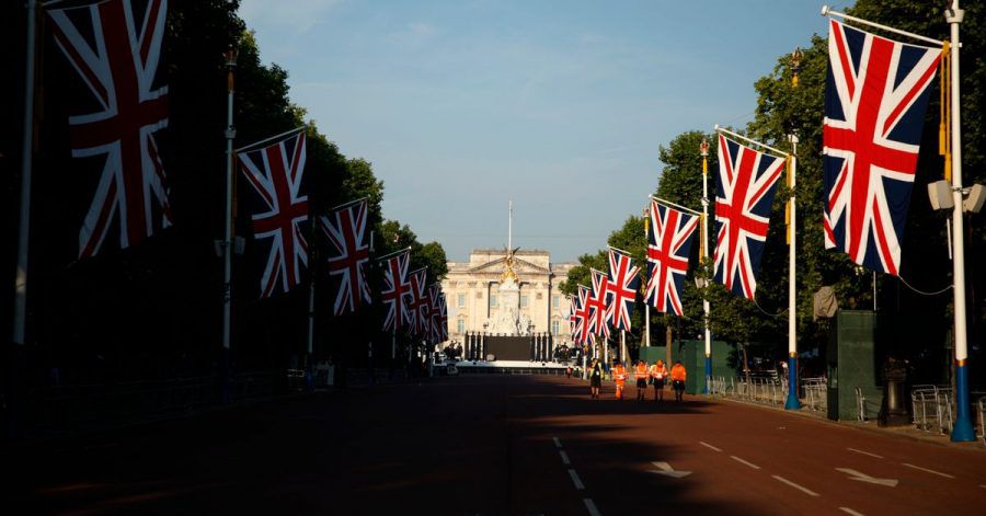 Die Mall, die zum Buckingham Palace in London führt, ist mit Union-Jack-Flaggen geschmückt.
