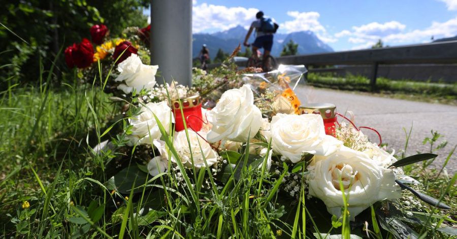 Blumen unweit der Unfallstelle bei Garmisch-Partenkirchen