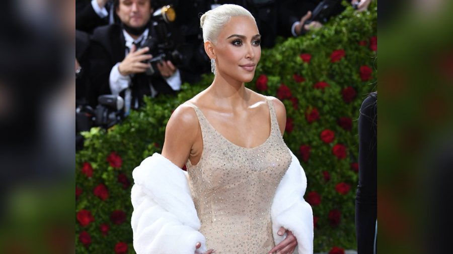 Kim Kardashian nahm sieben Kilo ab, um in Marilyn Monroes Kleid zu passen. (ncz/spot)