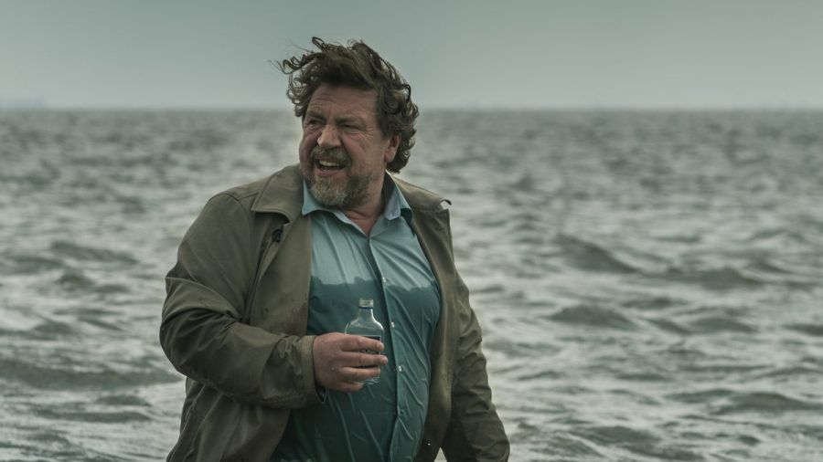 "Der gute Bulle": Fredo Schulz (Armin Rohde) ertränkt seine Trauer um Frau und Sohn im Alkohol und wartet darauf, dass die Wellen ihn davontragen. (cg/spot)