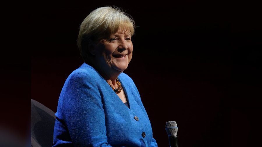 Angela Merkel während ihres ersten größeren Auftritts in Berlin nach Ende ihrer Amtszeit. (wue/spot)