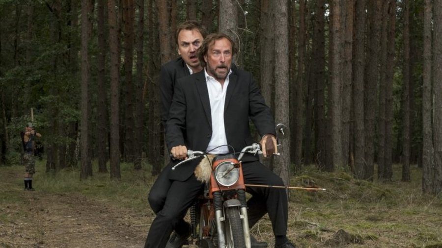 "25 km/h": Georg (Bjarne Mädel, v.) und Christian (Lars Eidinger) müssen flüchten. (cg/spot)