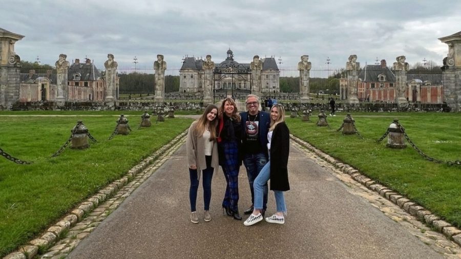 Familie Geiss vor Luxus-Schloss.
