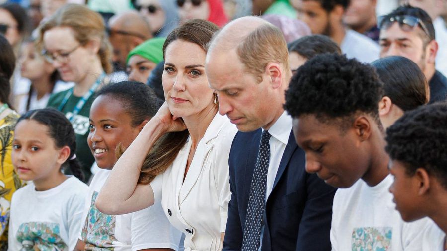 Herzogin Kate und Prinz William während einer Gedenkfeier am Fuße des Grenfell Tower. (wue/spot)