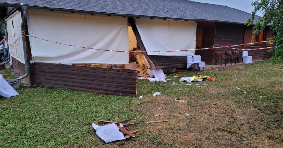 Trümmer liegen hinter der Grillhütte im südhessischen Riedstadt, wo acht Menschen teils schwer verletzt wurden.