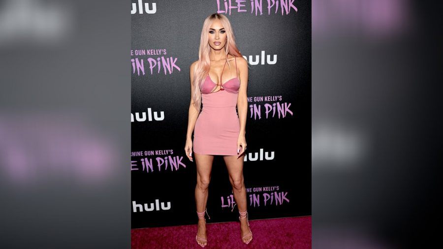 Megan Fox bei der Premiere der Hulu-Doku "Machine Gun Kelly's Life in Pink" mit blonden Haaren und rosa Strähnchen. (ili/spot)