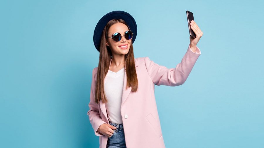 Die folgenden Tipps helfen dabei, ein gutes Selfie zu knipsen. (wue/spot)