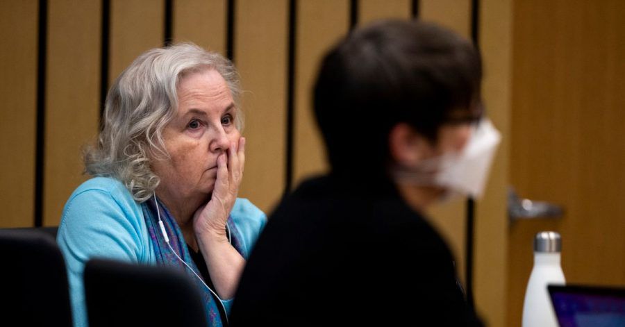 Nancy Crampton Brophy (l) bei der Verhandlung vor Gericht. Die Frau wurde zu lebenslanger Haft wegen Mordes an ihrem Ehemann verurteilt.