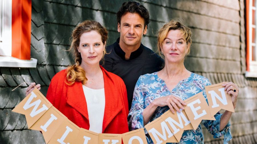 "Meine Mutter traut sich was": Eifel-Wirtin Antonia "Toni" Janssen (Diana Amft), ihre Mutter Heidi (Margarita Broich) und Rufus van Berg (Stephan Luca). (cg/spot)